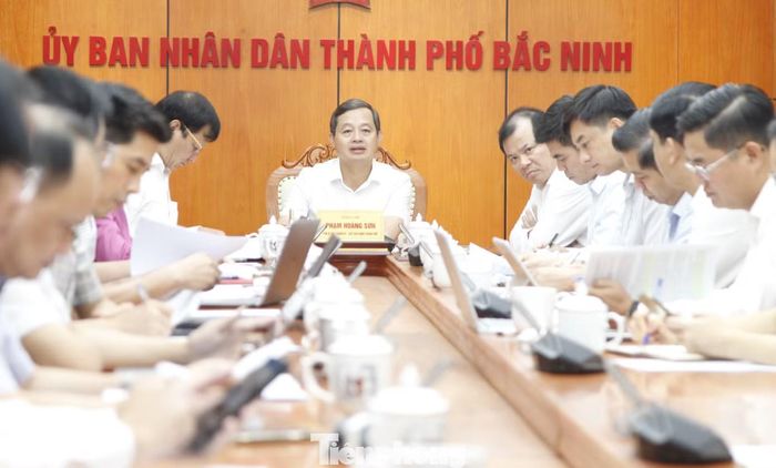 Chủ tịch UBND thành phố Bắc Ninh Phạm Hoàng Sơn chủ trì buổi làm việc.