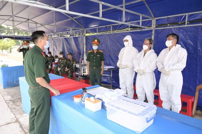 Lãnh đạo Bộ CHQS tỉnh An Giang thường xuyên kiểm tra, động viên các lực lượng thực hiện nhiệm vụ lấy mẫu sinh phẩm hài cốt liệt sĩ. Ảnh: Phương Vũ.