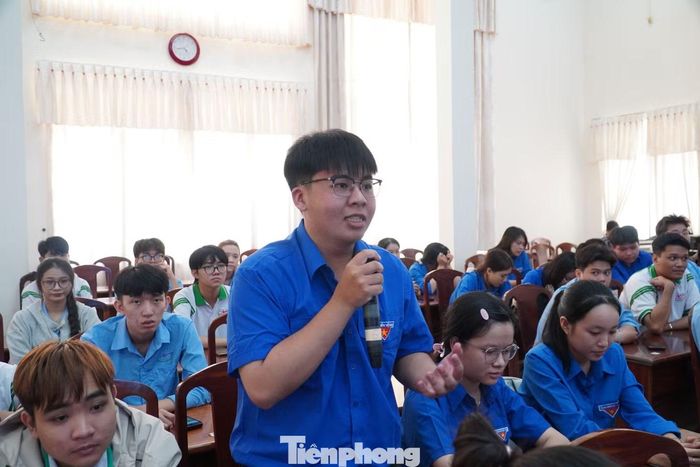 Các bạn trẻ đặt câu hỏi với diễn giả.