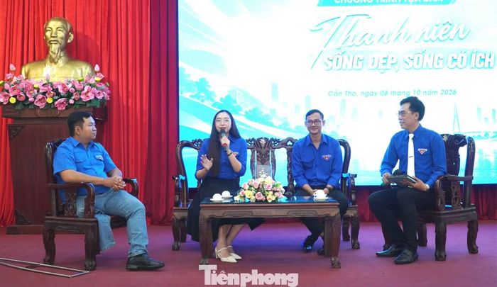 Chị Hoàng Vân Anh chia sẻ tại toạ đàm. Ảnh: Hoà Hội
