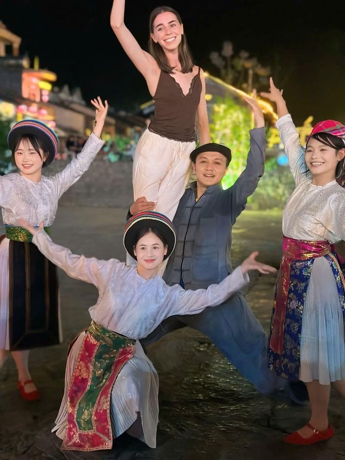 Anh Sùng Mạnh Hùng biểu diễn cùng du khách. Ảnh: NVCC