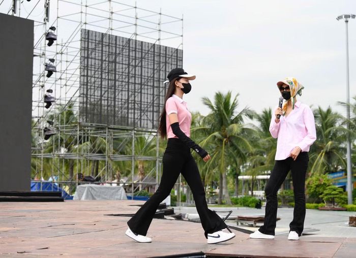 Biên đạo catwalk Ngọc Anh Nana cho biết thí sinh cơ bản đã quen tuyến sân khấu. Buổi tập sáng 9/10 tập trung hoàn thiện các tuyến di chuyển các phần trình diễn, chuẩn bị cho tổng duyệt diễn ra tối cùng ngày.