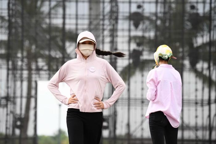 Nguyễn Thị Kim Châu cùng thí sinh che chắn kỹ khi tập ngoài trời. "Nắng nóng không là trở ngại cho chúng tôi. Ai cũng cố gắng, hiểu được sự đầu tư, chăm chút của ban tổ chức và tập luyện hăng say, sẵn sàng tỏa sáng cho đêm chung khảo cận kề", Kim Châu chia sẻ thêm.
