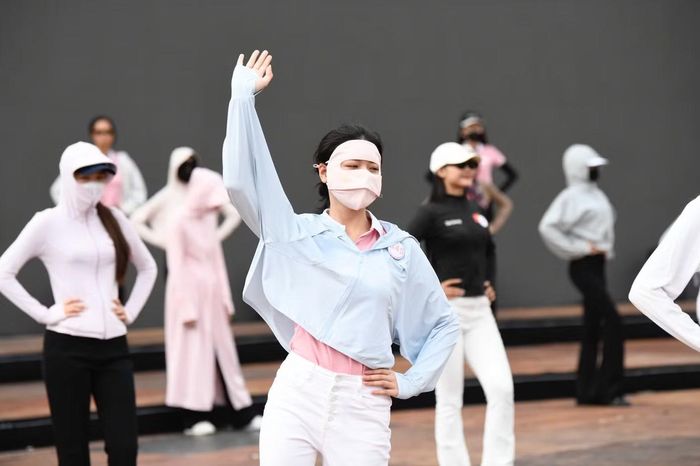 Trần Phương Linh tập các động tác trong phần trình diễn chung. Bên cạnh bước đi catwalk, thí sinh cần ghi nhớ động tác, vị trí và cách phối hợp với nhau trên sân khấu.