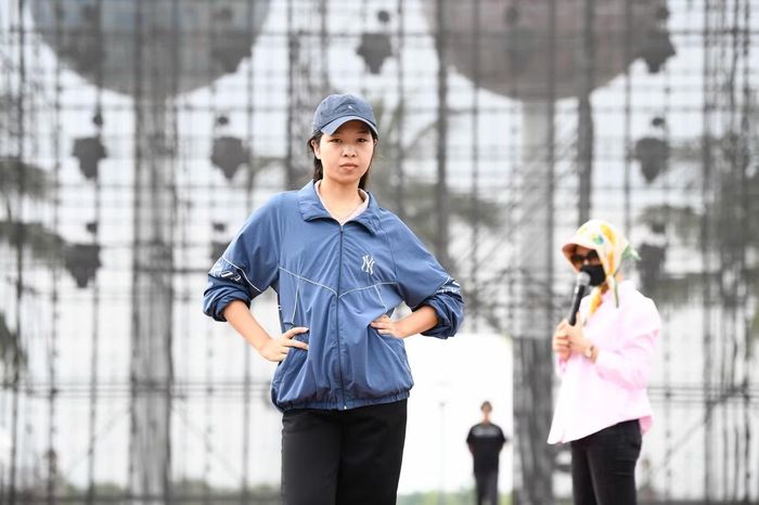 Thí sinh Bùi Thị Thái Thanh cho biết đêm trước, cả nhóm ráp sân khấu đến 1h sáng, sau đó có mặt từ 6h để tiếp tục tập. "Chúng tôi có mệt, nhưng động viên nhau cố gắng tập luyện để mang đến phần trình diễn tốt nhất trước ban giám khảo và khán giả", cô chia sẻ.