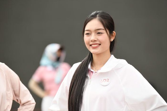 Uyên Nhi để mặt mộc, giữ vẻ tươi tắn trong buổi tập sáng 9/10. Sau khoảng một tuần chuẩn bị, 53 cô gái đang hoàn tất phần trình diễn để bước vào đêm chung khảo Hoa hậu Việt Nam 2026.