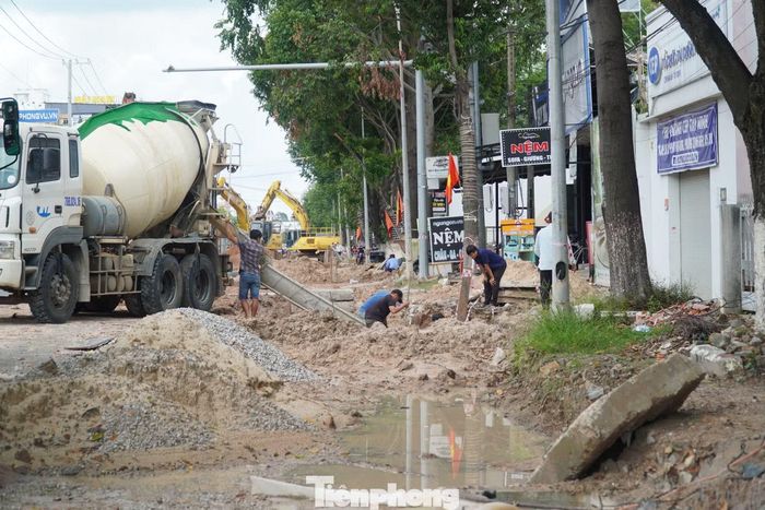 Đường Cách Mạng Tháng Tám, đoạn qua phường Tân Ninh, tỉnh Tây Ninh, vẫn ngổn ngang với hố đào, cống bê tông. Ảnh chụp ngày 14/9.