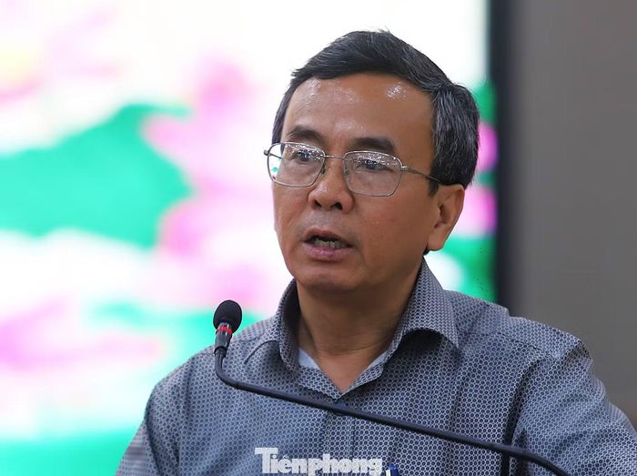 Ông Nguyễn Văn Hùng, Giám đốc Ban Quản lý dự án Đầu tư xây dựng công trình giao thông tỉnh Tây Ninh, thông tin tại buổi họp báo. Ảnh: Nguyễn Tiến