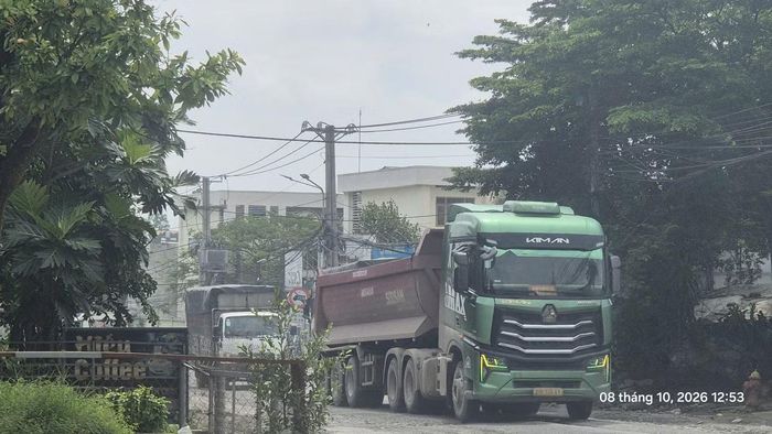 Dù đang trong giờ hạn chế thế nhưng trên đường Hoàng Văn Bổn vẫn tấp nập các xe 'khủng' (ghi nhận trưa 8/10)