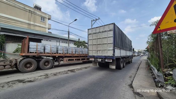 Mặc dù đang trong giờ hạn chế nhưng hàng loạt xe tải trọng lớn vẫn nối đuôi nhau qua đường Hoàng Văn Bổn (ảnh ghi nhận trưa ngày 9/10)