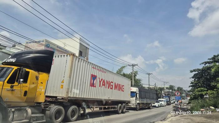 Cầu Bản trên đường Hoàng Văn Bổn cấm các xe có tải trọng 30 tấn trở lên đi qua nhưng hàng ngày vẫn 'cõng' hàng loạt xe tải trọng khủng qua lại.