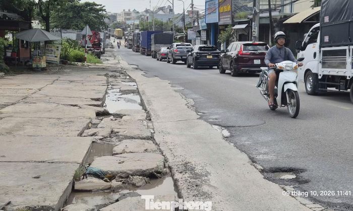 Chị O. bất an cả ngày nắng lẫn ngày mưa trên cung đường nhỏ hẹp xe lớn nối đuôi chạy ngày, chạy đêm (ảnh ghi nhận trưa 9/10)
