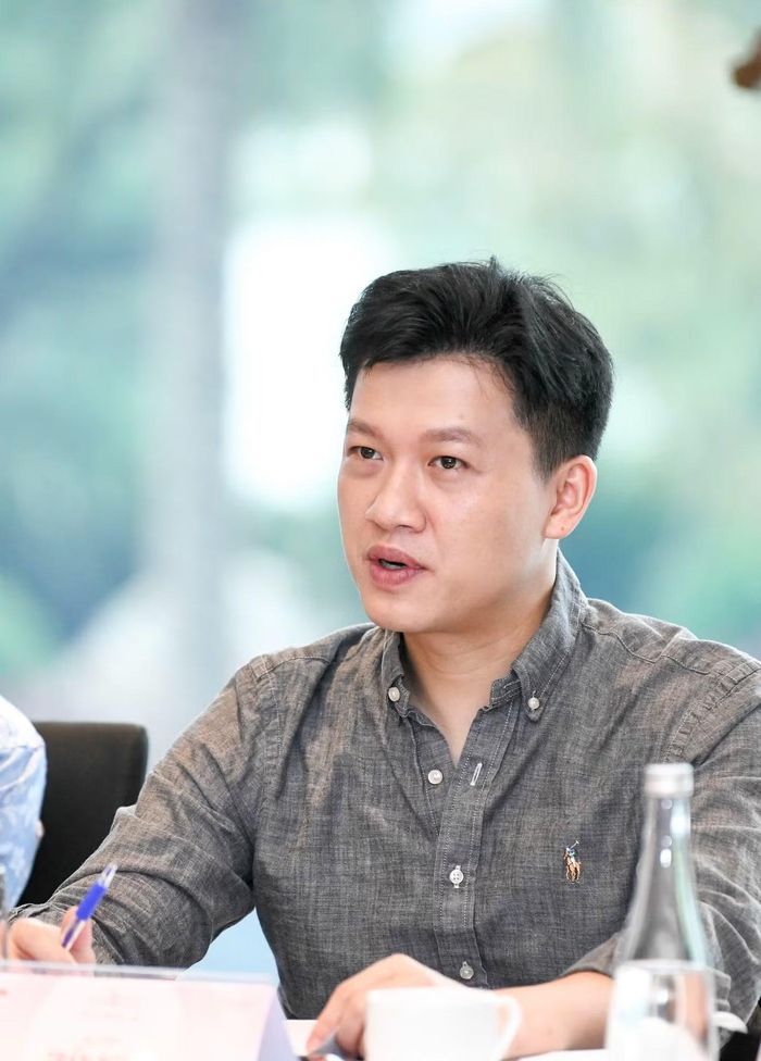 Đạo diễn Lê Thiện Viễn, MC Trần Ngọc đưa ra những góc nhìn mới mẻ, hiện đại về 53 thí sinh. Với họ, thí sinh cần có sự hoàn thiện từ catwalk, phong thái, giao tiếp đến nói trước công chúng và tư duy phản biện.