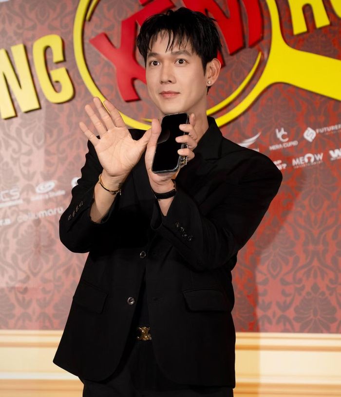  Trước buổi ra mắt, Án mạng xém hoàn hảo từng gây chú ý với những đoạn trailer có tiết tấu nhanh, hé lộ phim hậu trường với những cảnh rượt đuổi, đối đầu và án mạng, đồng thời đặt ra hàng loạt câu hỏi về danh tính hung thủ. 