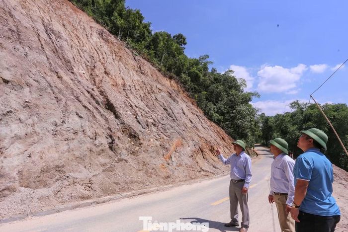 Nhiều vị trí trên Tỉnh lộ 530B cũng sạt lở, mất an toàn.