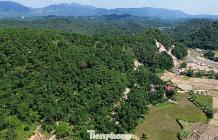 Theo người dân địa phương, lâu nay, các khu vực đồi Na Lo và Na Niêng là nơi bà con phát triển kinh tế. Thế nhưng, sau những đợt mưa lớn liên tiếp, nhiều vị trí trên sườn đồi xuất hiện vết nứt kéo dài hàng trăm mét, tiềm ẩn nguy cơ sạt lở nghiêm trọng.