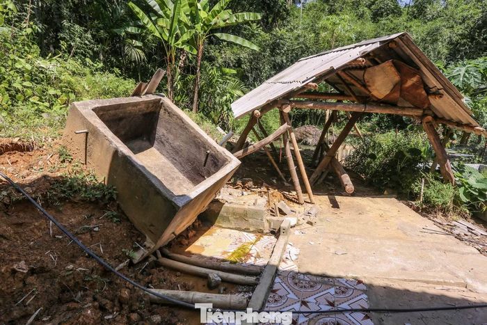 Tình trạng sạt trượt đất đá từ ngọn đồi chưa có dấu hiệu dừng lại, tiềm ẩn nguy cơ mất an toàn khi mưa lớn kéo dài.