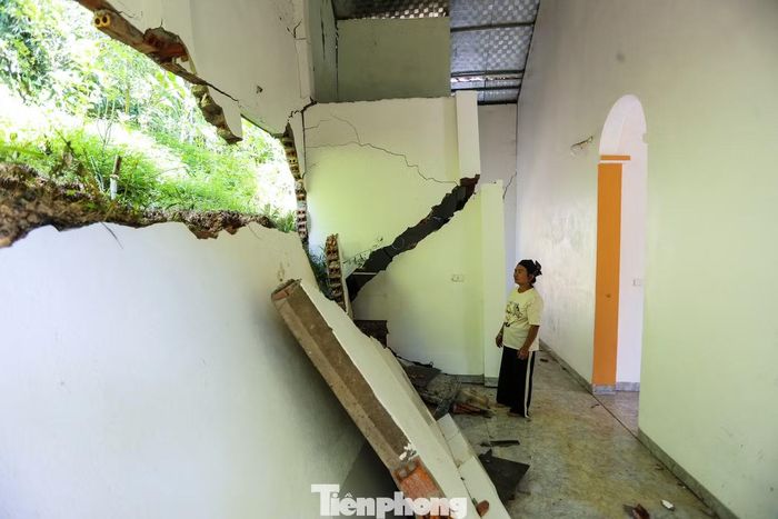 Bà Lương Thị Giang (SN 1968, trú thôn Tân Lập) cho biết, đợt mưa lớn hồi tháng 9 đã khiến ngọn đồi Na Lo phía sau nhà bị nứt gãy, sạt trượt, làm sập một mảng tường lớn ở căn bếp của gia đình.