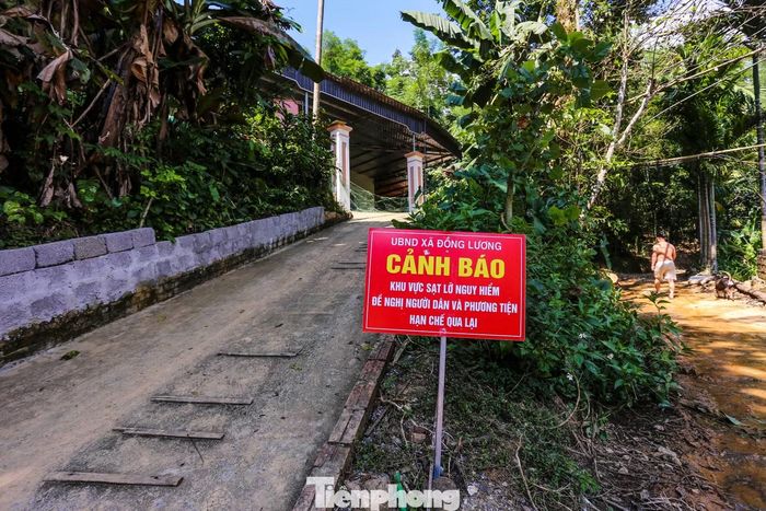 Hiện, UBND tỉnh Thanh Hóa đã công bố tình huống khẩn cấp sạt lở đất tại khu đồi Na Niêng và Na Lo, thôn Tân Lập, nhằm bảo đảm an toàn tính mạng, tài sản cho người dân.