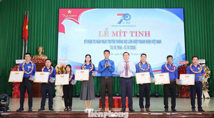 Các cán bộ Hội tiêu biểu được tuyên dương.