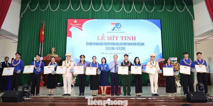 Các gương “Thanh niên sống đẹp” được tuyên dương.