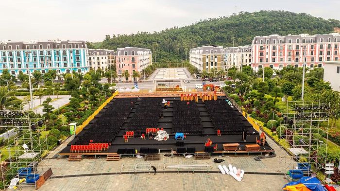 Tổng đạo diễn Trần Tú cho biết sân khấu hung khảo Hoa hậu Việt Nam 2026 là tổ hợp kết cấu sắt thép, nhưng ê-kíp sử dụng thủ pháp tạo hình, tạo nên những đường cong uyển chuyển.