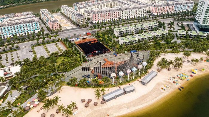 Nhìn từ trên cao, sân khấu chung khảo Hoa hậu Việt Nam 2026 mở ra giữa không gian rộng lớn của Quảng trường biển, phía sau là biển trời Đồ Sơn. Sân khấu được đặt trong mối liên kết với không gian xung quanh, tạo cảm giác nối dài ra biển.