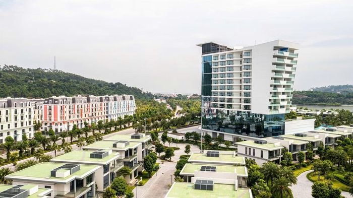 “Các thí sinh có thể phát huy kỹ năng catwalk, thể hiện vũ đạo được đội ngũ đạo diễn, biên đạo dàn dựng riêng. Không gian sân khấu rộng và quy mô giúp những phần trình diễn này được tối ưu”, đạo Trần Tú nói.