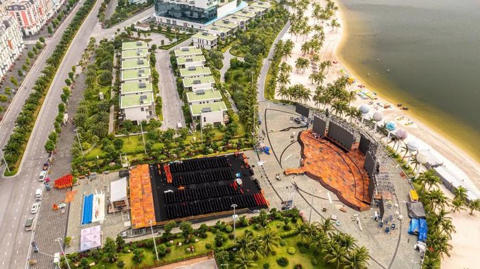 Đây cũng là điểm đặc biệt trong tổ chức chung khảo năm nay. Biển, đường chân trời và mặt bằng rộng tạo thêm chiều sâu, giúp tổng thể sân khấu trở nên thoáng đãng.