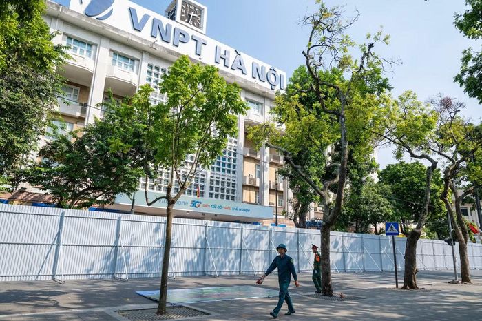 Khu vực hồ Hoàn Kiếm được quây rào để chuẩn bị trận địa