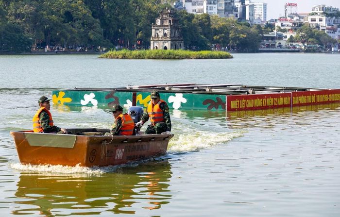Cầu phao và các phương tiện nổi được sử dụng để tạo mặt bằng phục vụ vận chuyển, lắp đặt và cố định hệ thống pháo.
