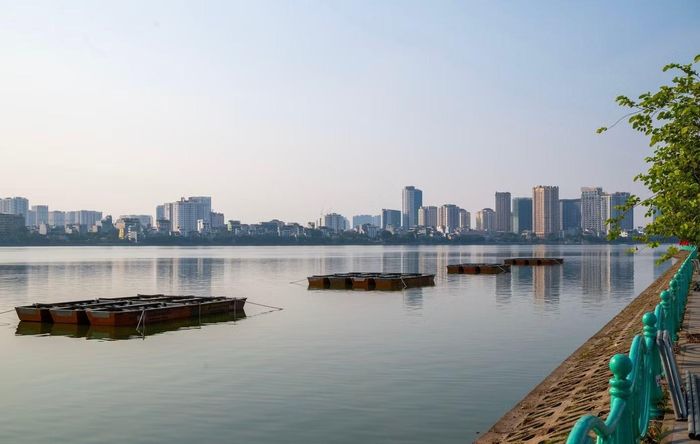 Lần đầu tiên, người dân Thủ đô được chiêm ngưỡng 200 quả pháo nổ nước kết hợp 900 giàn hỏa thuật dàn trải trên mặt hồ Tây, tạo nên “vũ điệu ánh sáng” ngoạn mục trên sóng nước.