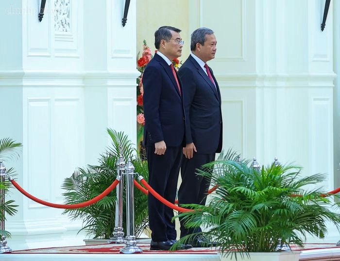 Hai Thủ tướng đứng trên bục danh dự cử hành lễ chào cờ. Ảnh: VGP