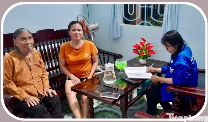  Bà Phạm Thị Phú (bìa trái) được đoàn viên tới tận nhà hướng dẫn, hỗ trợ làm dịch vụ công. 