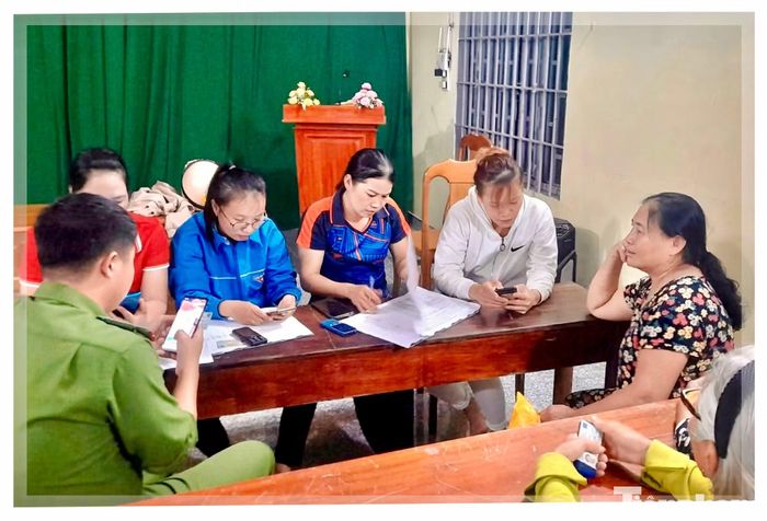  Tổ CNSCĐ xã Đạ Tẻh triển khai hỗ trợ người dân tại thôn. 