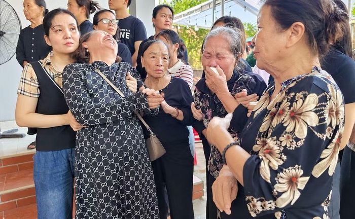 Thân nhân liệt sĩ Nguyễn Thanh Lâm xúc động trong ngày đón hài cốt ông trở về quê nhà sau hơn 40 năm hy sinh tại mặt trận Vị Xuyên.