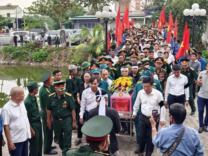 Chính quyền, gia đình, đồng đội, người dân đón hài cốt liệt sĩ Nguyễn Thanh Lâm trở về quê nhà Nghệ An.