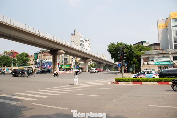 Theo Sở Xây dựng Hà Nội, dự án mở rộng mặt đường Ô Chợ Dừa được triển khai để đồng bộ hạ tầng và thích ứng với phương án phân luồng mới khi đoạn Vành đai 1 qua Hoàng Cầu - Voi Phục thông xe tạm.