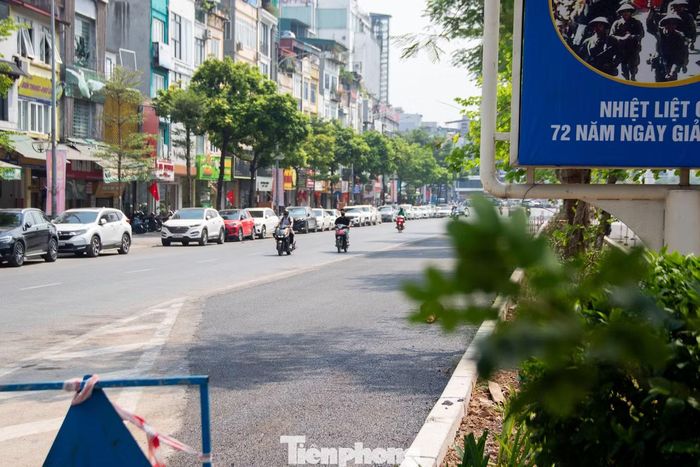 Ghi nhận trong ngày 9/10, đoạn đường từ số 34 đến số 80 phố Ô Chợ Dừa đã được thu hẹp dải phân cách giữa, mở rộng phần đường dành cho phương tiện thêm 5,5m ở mỗi bên.