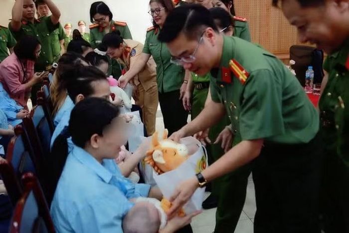 Các đại biểu đã thăm hỏi, động viên và trao quà tặng tại Trại Tạm giam số 1.