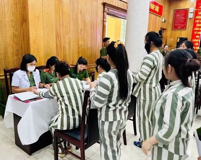 53 phạm nhân nữ thuộc diện quản lý tại trại tạm giam được tư vấn, khám bệnh.