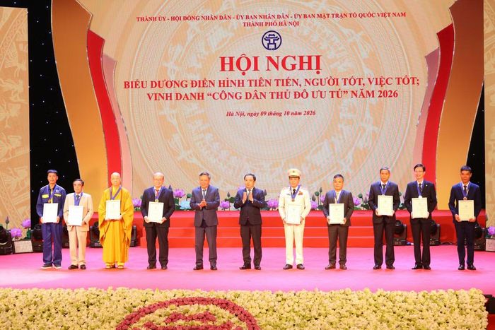 Lãnh đạo thành phố vinh danh "Công dân Thủ đô ưu tú" năm 2026