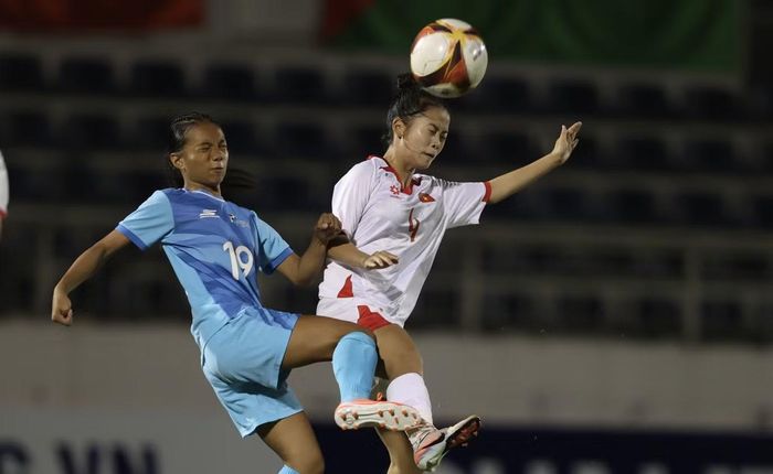 U17 nữ Việt Nam (áo trắng) quá mạnh so với đối thủ.
