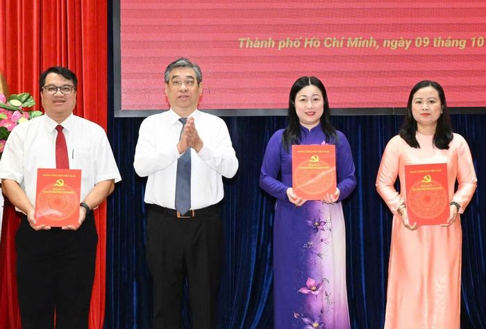 Ông Nguyễn Phước Lộc trao quyết định chỉ định Ủy ban Kiểm tra Đảng ủy MTTQ, các đoàn thể TPHCM. Ảnh: Việt Dũng
