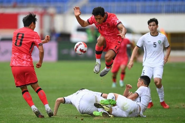  Liệu đội tuyển Hàn Quốc (áo đỏ) có cùng HLV Moreno vượt qua giai đoạn nhiều áp lực này để vững tâm hướng đến Asian Cup 2027? 