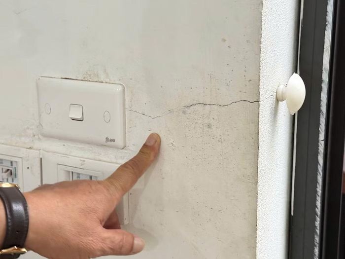 Các vết nứt xuất hiện trong nhà người dân cạnh công trường thi công. Ảnh: Đức Anh