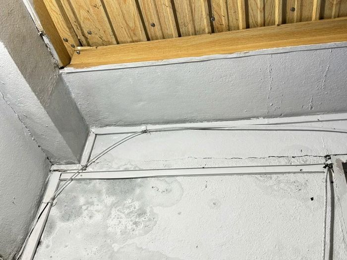 Các vết nứt xuất hiện nhiều trong nhà người dân cạnh dự án. Ảnh: Đức Anh