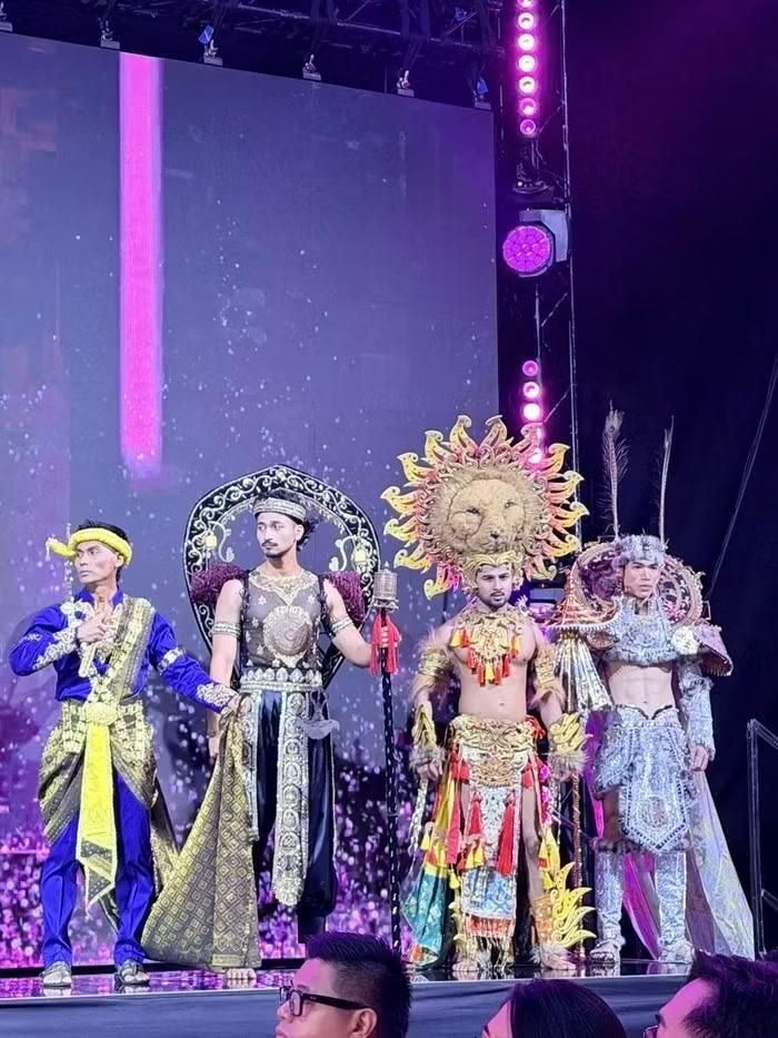 Trương Trọng Hiếu trong phần thi Trang phục dân tộc.
