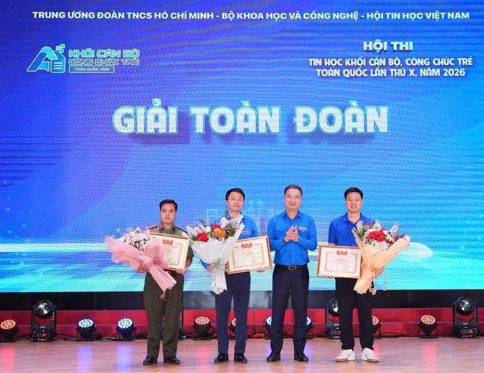 Bí thư T.Ư Đoàn Nguyễn Tường Lâm (thứ 2, từ phải qua) trao giải nhất toàn đoàn.