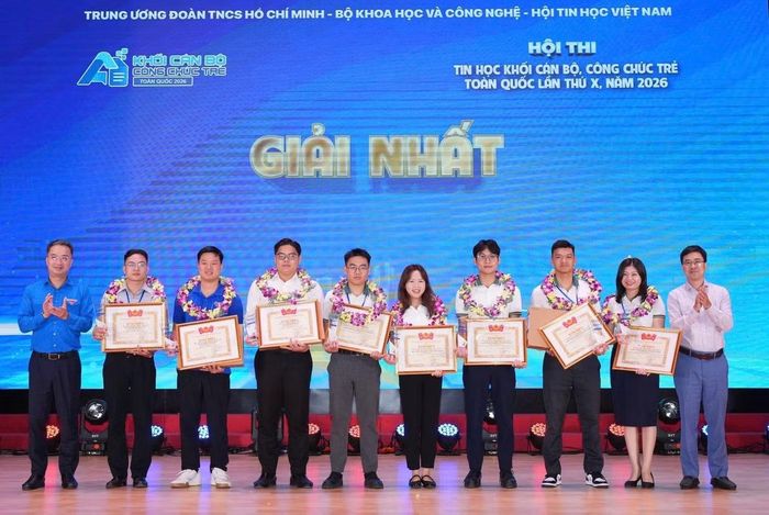 Bí thư T.Ư Đoàn Nguyễn Tường Lâm (trái) trao giải Nhất cho các cá nhân, nhóm xuất sắc.